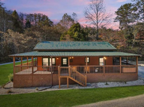 Cozy 2BR Cabin Hot Tub Pool Table FREE Attraction Tickets
